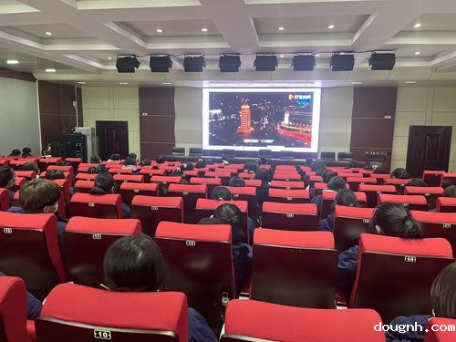 4带领学生观看纪录片《二七纪念塔的前世今生》