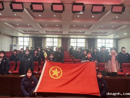 6学习“二七”精神 举团旗 唱团歌