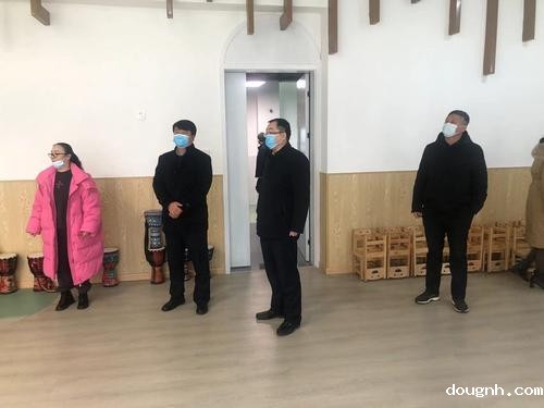 2看查教室内安全工作情况