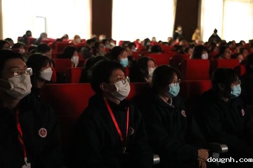 4学生认真观看电影