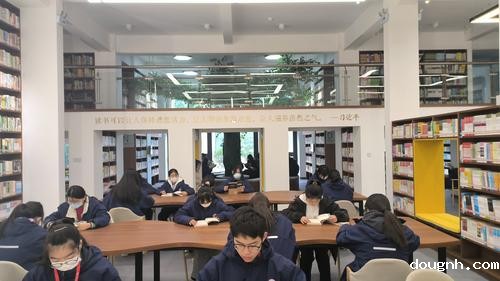 3学生在优雅的读书环境中品味书香，放松身心。