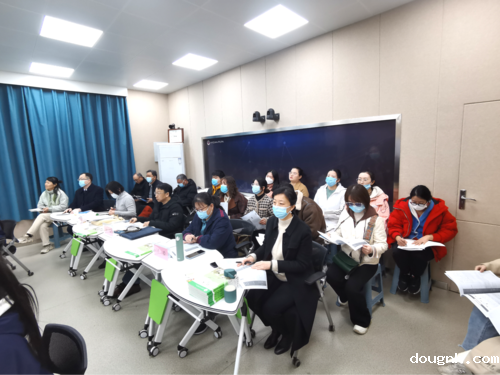 2.评委及老师们翻看参赛教师的教案并记录