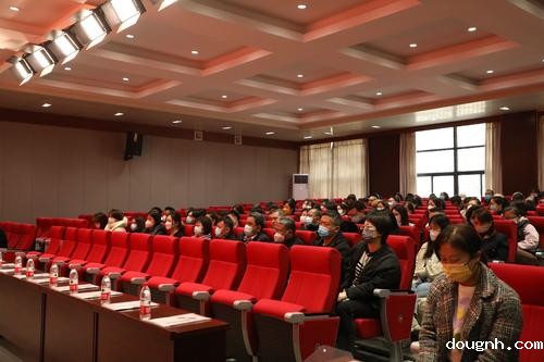 3.全体教职工认真聆听报告