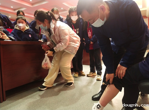 胡建新教授为胃疼的学生施以足三里针灸加艾灸治疗