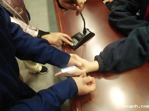 为牙疼的同学进行穴位针灸