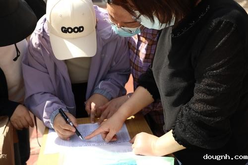 13参赛教师领取比赛奖品