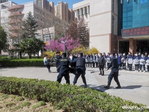安保人员进行校园反恐演练