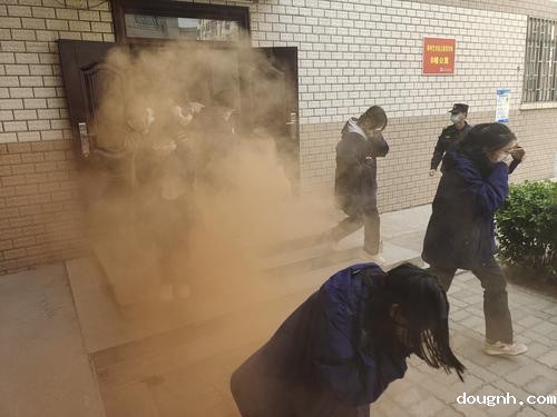 学生们在执勤老师引导下有序逃离“火场”