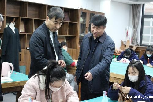 6参观学校非遗实训室，对学校教育工作提出发展意见
