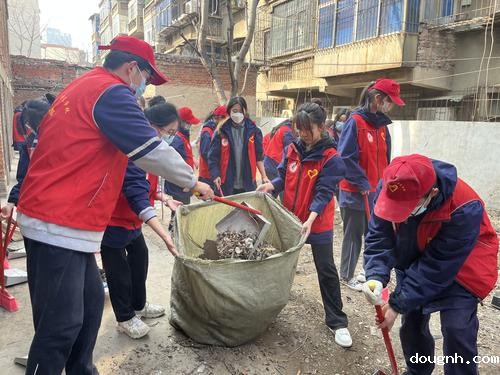 5“小红帽”志愿者打扫社区卫生，清洁家园