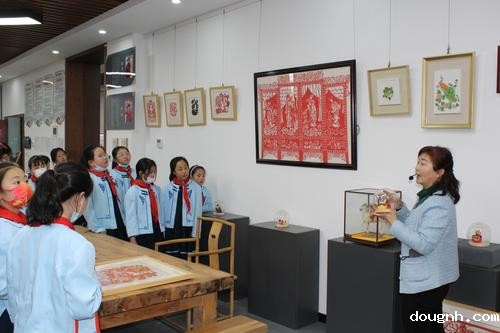 1.实训处主任朱冬梅带领同学们参观剪纸实训室