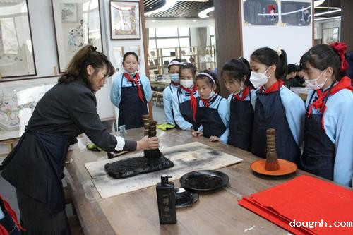 3.贾芳老师演示木版年画门神印制要领