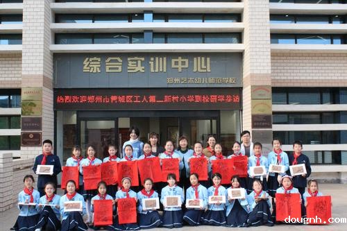 5.同学们都拿到了亲手制作的非遗作品