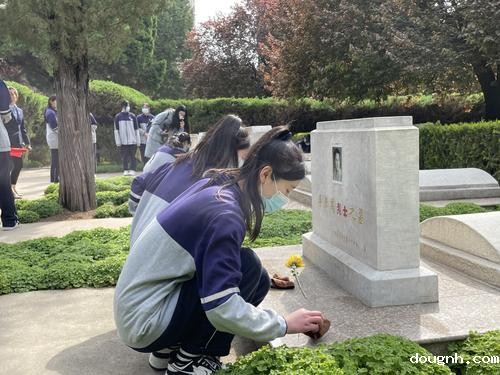 7团员认真擦拭先烈墓碑