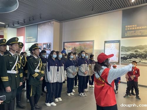 9.2师生参观中原英烈馆