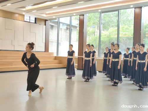 2.彭可欣老师教授舞蹈课