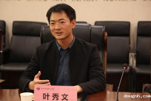 2毛南族自治县党委办公室副主任叶秀文就非遗实训、对口升学等问题展开研讨