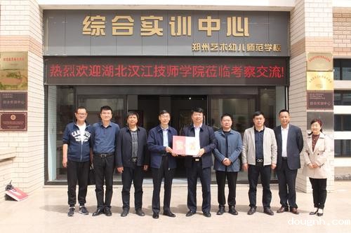 618新利app赠木版年画作品，并合影留念