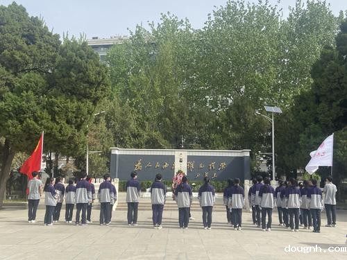 2在焦裕禄烈士墓前举行敬献花篮