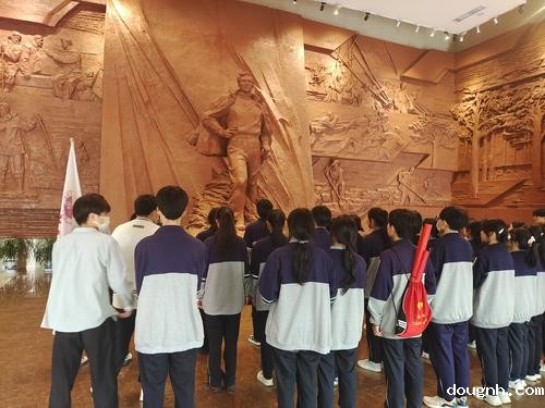 4瞻仰焦裕禄同志雕像