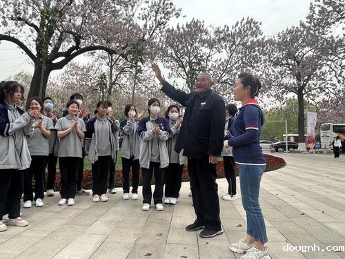 6守护“焦桐”60年的魏善民大爷给学生讲述焦裕禄的故事