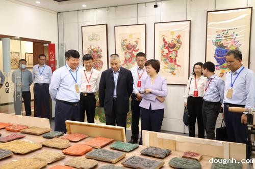 12.参观18新利app非遗传习馆