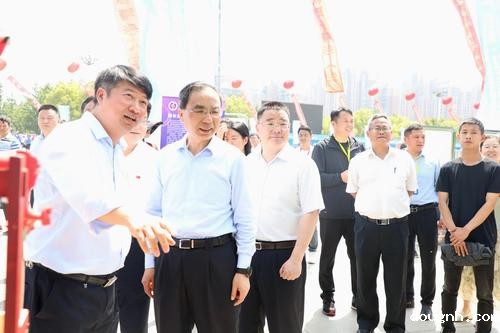 1.中共河南省委教育工作委员会专职副书记尹洪斌视察18新利app特色教育成果