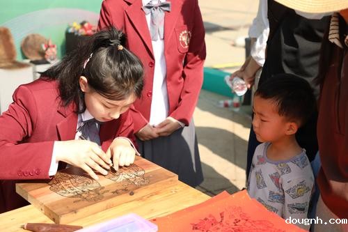 3.小朋友观看木版年画制作