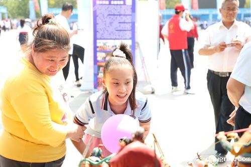 6.活灵活现的面塑吸引一大波观众