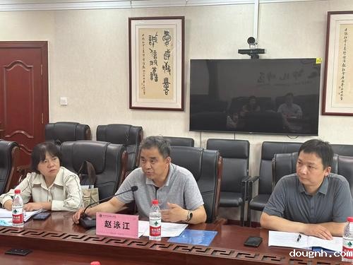 0418新利app副校级干部赵泳江介绍学校非遗文化传承和非遗实训课程教学情况