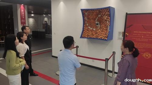 07参观学校非遗馆