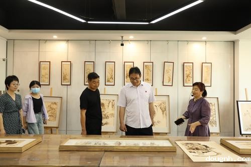 5参观烙画实训室