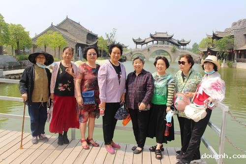 3老干部们精神抖擞，神采飞扬