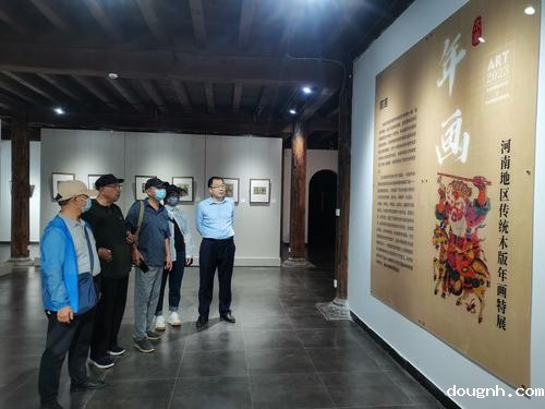 4参观木板年画展