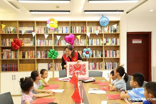 118新利app开展剪纸艺术志愿服务活动