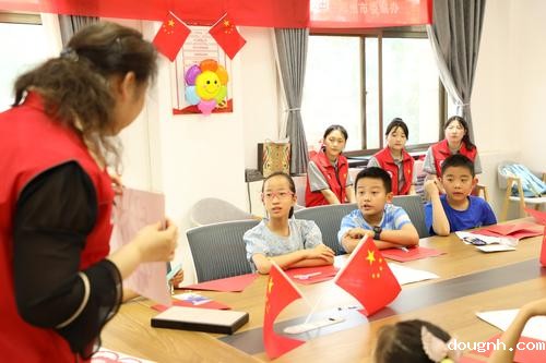 2党员教师志愿者冯春霞向小朋友讲解非遗剪纸渊源