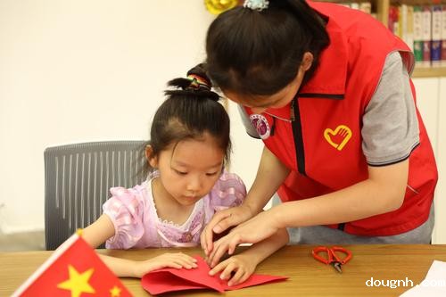 3团员志愿者帮助小朋友完成折纸