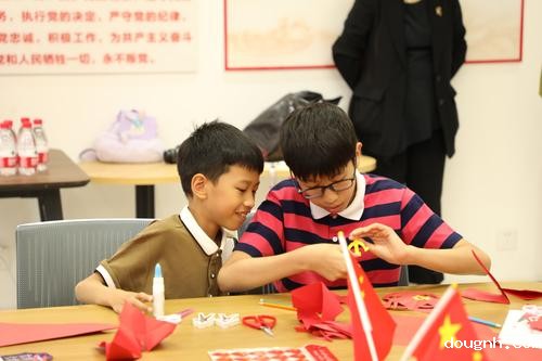 6童心向党，粘贴党徽