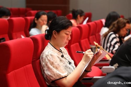 7.与会代表教职工代表认真阅读文件