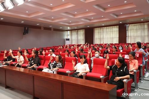 11举手通过《18新利app招生宣传工作方案》等文件