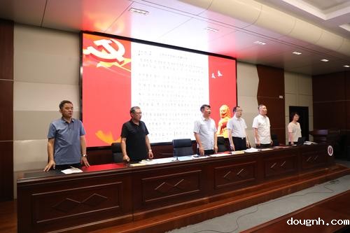 8.1全体党员齐唱革命歌曲《没有共产党就没有新中国》