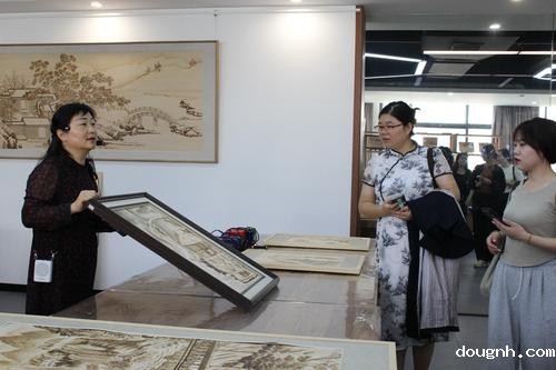 1 向各位老师们介绍博物馆系列烙画作品