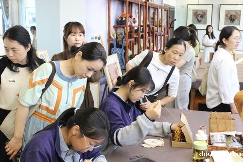 3 观看刺绣优秀学生制作作品