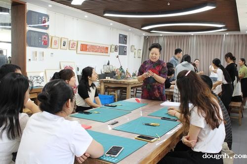 4 剪纸传承人杨征老师传授技艺