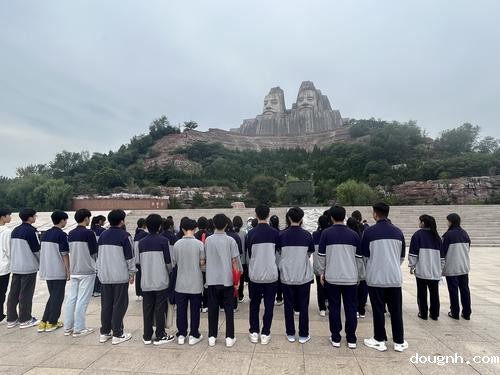 2在黄河文化公园炎黄广场瞻仰炎黄二帝像