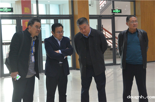 市教育局副局长葛飞视察比赛工作