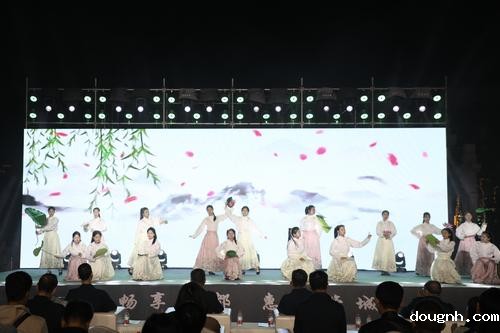 4舞蹈《小池》生动展现“以清为韵，以荷为美，以廉为荣”的良好风尚