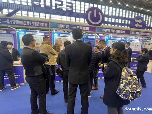 6-《橘中戏—年画象棋》展位迎来许多观展人群