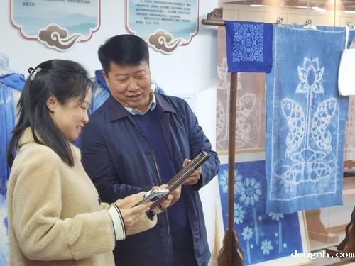 4刘婷婷一行参观学校非遗实训馆