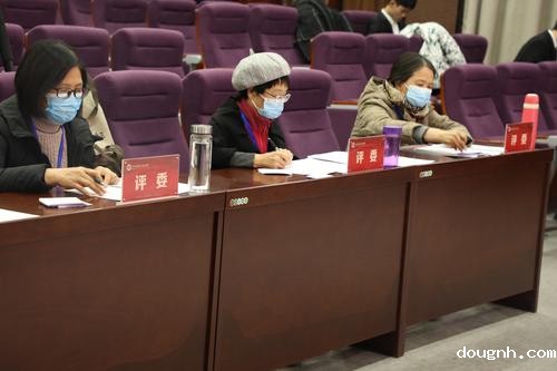 10评委认真打分